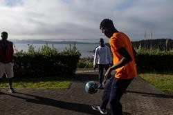 Varios migrantes procedentes de Canarias fan deporte na Casa de Cultura de Dorrón, a 17 de novembro de 2023, en Sanxenxo / Elena Fernández - Arquivo