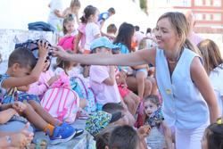 A conselleira Fabiola García visita aos nenos participantes no campamento de verán de Noia.. XUNTA