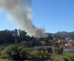 Incendio desatado este xoves 8 de agosto entre os concellos de Ribeira e A Pobra do Caramiñal / Grupos de WhatsApp