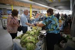 Unha persoa compra alimentos nun mercado / Carlos Castro 