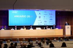 O ministro de Economía, Carlos Cuerpo, intervén no Foro Económico, xunto a outras autoridades, entre elas a conselleira de Economía, María Jesús Lorenzana; o presidente de Abanca, Juan Carlos Escotet, e a alcaldesa da Coruña, Inés Rey / M. Dylan 