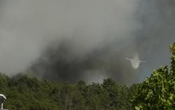 Unha avioneta de carga traballa na extinción dun incendio, a 27 de xullo de 2022, en Castrelo de Miño / Rosa Veiga - Arquivo