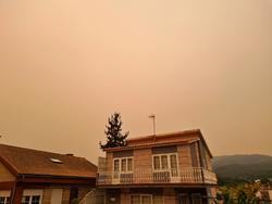 Fume e cinsas dos grandes incendios de Portugal chegan a Galicia / Pedro T.