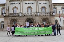 O presidente da Deputación de Lugo, José Tomei, pousa xunto aos representantes da plataforma cidadá 