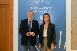 O presidente do Parlamento de Galicia, Miguel Anxo Santalices, recibe a memoria do primeiro Plan Integral de Enerxía e Clima 2019-2023 de mans da conselleira de Medio Ambiente e Cambio Climático, Ángeles Vázquez.. MONICA ARCAY CARRO / Europa Press