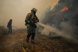 Axentes do equipo de Bombeiros de Galicia traballan no incendio de Crecente.. Adrián Irago - Europa Press