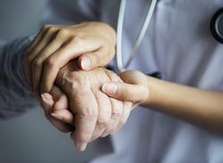 Ancián atendido por un sanitario / FUNDACIÓN HOSPITAL XERAL DE VALÈNCIA - Arquivo 