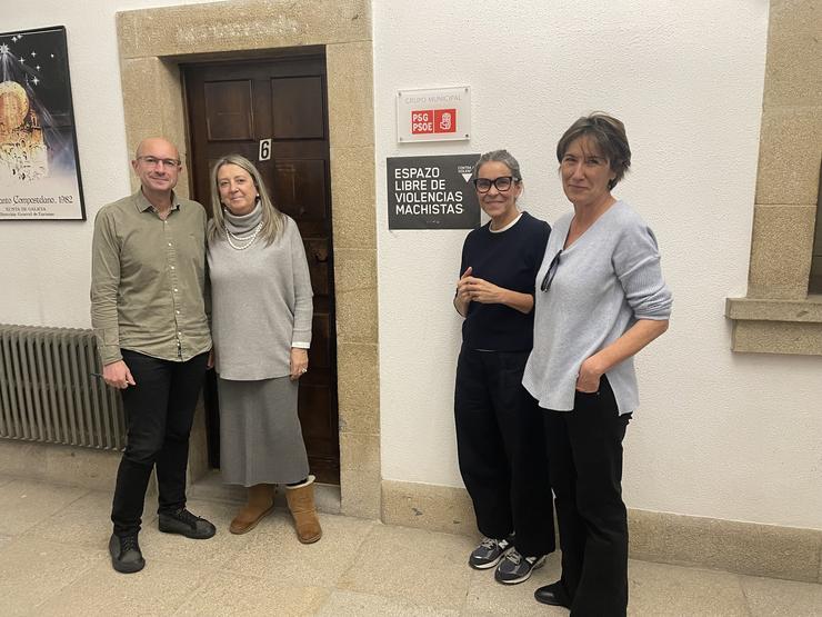 O portavoz do grupo municipal socialista, Gonzalo Muíños, xunto ás concelleiras Mila Castro, Mercedes Rosón e Marta Álvarez / EP - Arquivo