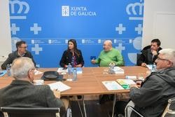 A conselleira do Medio Rural, María José Gómez, reunida co secretario xeral de Unións Agrarias (UU.AA.), Roberto García, e con outros responsables da organización / MONICA ARCAY CARRO