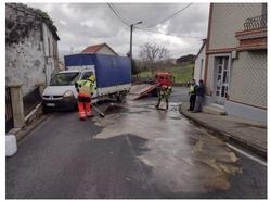 Os servizos de emerxencias limpan unha mancha de aceite tras un accidente entre un camión e un coche en Rianxo.. CONSORCIO DE BOMBEIROS DA CORUÑA / Europa Press