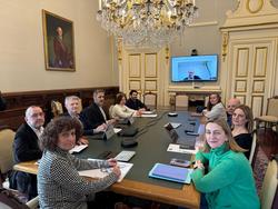 Reunión entre membros da corporación municipal de Santiago e o equipo da USC co que colaboran no desenvolvemento da ordenanza da taxa turística / CONCELLO DE SANTIAGO