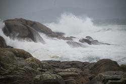 Ondas de gran altitude na comarca de Salnés. Elena Fernández - Europa Press / Europa Press