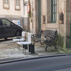 Bancos situados na rúa Travesa en Betanzos / Betanceiros en el Mundo