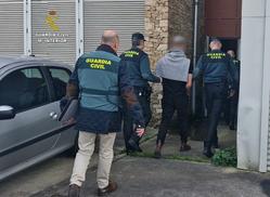 Detido un mozo de 21 anos de Silleda como responsable de grupo criminal de estafadores en vendas en liña / GARDA CIVIL