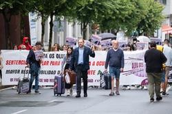 Familiares de falecidos e feridos o descarrilamento do Alvia na curva da Grandeira reúnense ante a estación de tren santiaguesa de onde sae unha marcha de protesta, a 24 de xullo de 2023 / César Arxina - Arquivo