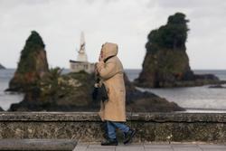 Unha persoa con carapucha camiña en Viveiro Carlos Castro - Europa Press