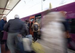 Arquivo - Varios viaxeiros soben a un tren na estación de Chamartín-Clara Campoamor / Eduardo Parra