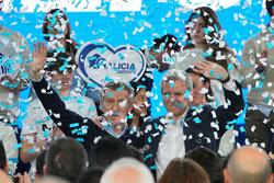 O presidente do Partido Popular, Alberto Núñez Feijóo (i), e o presidente do PP de Galicia e presidente da Xunta de Galicia, Alfonso Rueda (d), durante un acto do PP de Galicia, no Multiusos Fontes do Sar, a 15 de febreiro de 2025, en Santiago.. Álvaro Ballesteros - Europa Press / Europa Press
