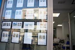 Anuncios de pisos en venda nunha inmobiliaria, a 13 de abril de 2024. Jesús Hellín / Europa Press