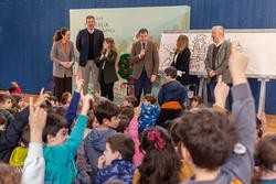 Os conselleiros de Cultura, José López, e Educación, Román Rodríguez, o colexio compostelán Mestre Rodríguez Xixirei. CONSELLERÍA DE EDUCACIÓN / Europa Press