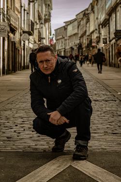 Fermín Muguruza na rúa de San Pedro, en Compostela/Iago Lourido