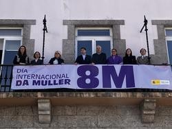 Despregamento dunha pancarta na Delegación do Goberno con motivo dos actos do 8M. DELEGACIÓN DO GOBERNO EN GALICIA