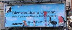 Valado publicitario de Hablemos Español co topónimo Ourense deturpado / remitida