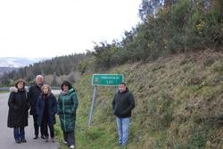 A deputada no Parlamento Galego Montse Valcárcel visitou os montes de piñeiros das parroquias de Valonga e Lúa, en Pol (Lugo), afectados pola enfermidade das bandas. BNG / Europa Press