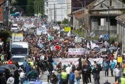 Centos de persoas protestan durante unha manifestación contra a empresa de celulosa Altri, a 26 de maio de 2024, en Palas de Rei / Carlos Castro