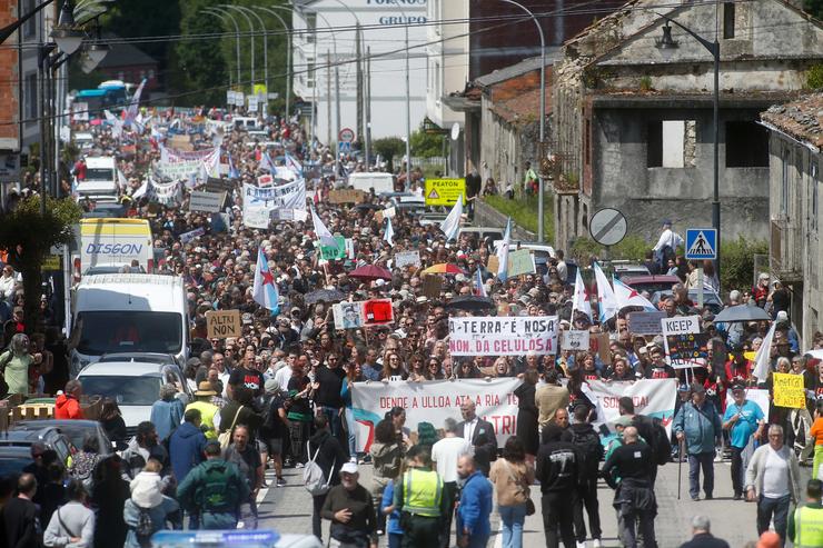 Centos de persoas protestan durante unha manifestación contra a empresa de celulosa Altri, a 26 de maio de 2024, en Palas de Rei / Carlos Castro