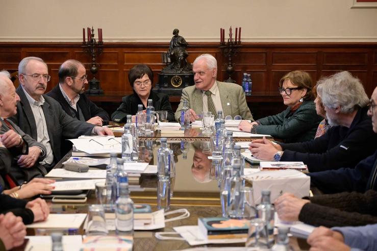 Victor Freixanes deixa de ser presidente da RAG e asume o cargo de forma interina a secretaria Margarita Ledo. RAG / Europa Press