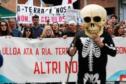 Varias persoas protestan durante unha manifestación contra a empresa de celulosa Altri, a 26 de maio de 2024, en Palas de Rei / Carlos Castro - Arquivo
