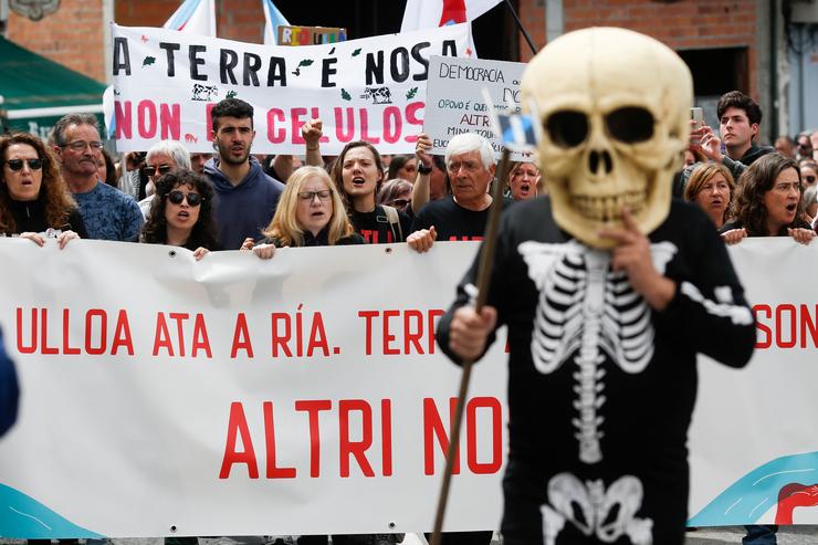 Varias persoas protestan durante unha manifestación contra a empresa de celulosa Altri, a 26 de maio de 2024, en Palas de Rei / Carlos Castro - Arquivo / Europa Press