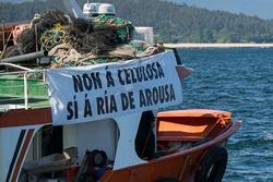Varias persoas durante unha manifestación en barco contra Altri, a 12 de xuño de 2024, na Ría de Arousa / Elena Fernández - Arquivo