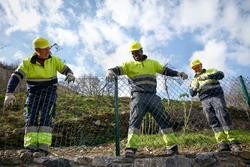 Chao de Vilarín, Cervantes, Lugo. Assane Camara, un dos migrantes chegados en 2024 á localidade lucense de Becerreá, traballa xunto a un compañeiro e ao seu xefe da cuadrilla de albanelaría e reparacións Camiño de Lamas.. CARLOS CASTRO/EUROPA PRESS