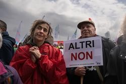 Dúas persoas durante unha nova manifestación contra Altri, a 22 de marzo de 2025, na Pobra do Caramiñal / Elena Fernández - Arquivo