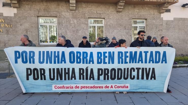 Membros da Confraría de Pescadores da Coruña, nunha concentración ante a Delegación do Goberno en Galicia, situada na cidade herculina. CONFRARÍA DE PESCADORES DA CORUÑA / Europa Press
