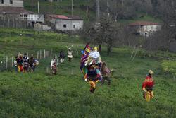 Volantes do Entroido Ribeirao de Chantada durante o Domingo Lambedoiro / Rosa Veiga - Arquivo