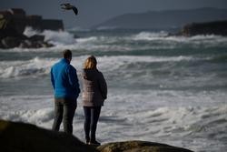 Arquivo - Dúas persoas observan o mar con ondas polo temporal, na praia da Lanzada, a 5 de novembro de 2023, no Grove, Pontevedra, Galicia (España).. Elena Fernández - Europa Press - Arquivo / Europa Press