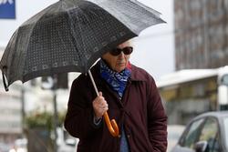 Arquivo - Unha persoa con paraugas camiña en Viveiro (Lugo). Carlos Castro - Europa Press - Arquivo / Europa Press