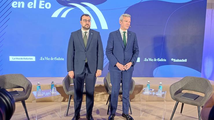 O presidente do Principado de Asturias, Adrián Barbón, e o presidente da Xunta de Galicia, Alfonso Rueda, na sétima edición dos 
