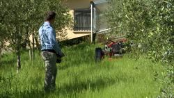 Un dos robots desbrozadores participantes nun ensaio do Grupo Operativo AGRI-ROVENAT en funcionamento, a 22 de abril de 2024 / Europa Press