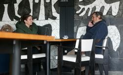 O propietario de Sargadelos, Segismundo García, charla na cafetaría do complexo industrial coa alcaldesa de Cervo, Dores García, na mañá do xoves 3 de abril de 2025lu. CARLOS CASTRO/EUROPA PRESS / Europa Press