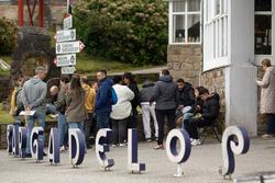 Un grupo de máis de 30 traballadores continúa ás portas da factoría Sargadelos, sen acceder aos seus postos de traballo, a 8 de abril de 2025, en Cervo, Lugo, Galicia (España). Carlos Castro / Europa Press