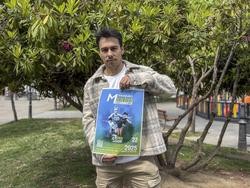 José Prado, da organización, co cartel da proba. Foto cedida.