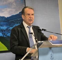 O alcalde de Vigo, Abel Caballero, informa en rolda de prensa sobre a reunión con responsables da RFEF, en Vigo, a 13 de maio de 2025. / Europa Press