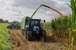 Agricultor e tractor. UNIÓN DE UNIÓNS - Arquivo / Europa Press