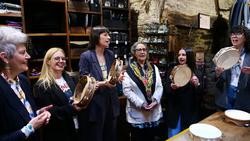 A portavoz nacional do BNG, Ana Pontón, e a deputada Mercedes Queixas participan nunha homenaxe ás cantareiras, homenaxeadas coas Letras Galegas 2025. En Santiago.. BNG / Europa Press