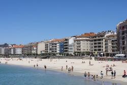 Varias persoas gozan da praia de Sanxenxo / Beatriz Ciscar - Europa Press