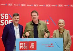 O eurodeputado do PSdeG, Nicolás González Casares; o secretario xeral do PSdeG, José Ramón Gómez Besteiro, e a deputada socialista Silvia Longueira en rolda de prensa / PSDEG
